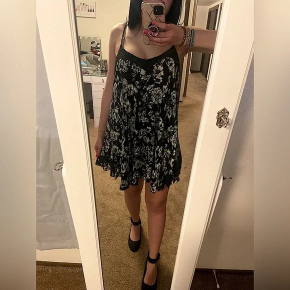 Black and White Dress. - Picture 2 of 5